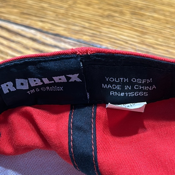 Roblox red SnapBack style cap. Youth one size fits most.  Good used condition - Picture 5 of 5